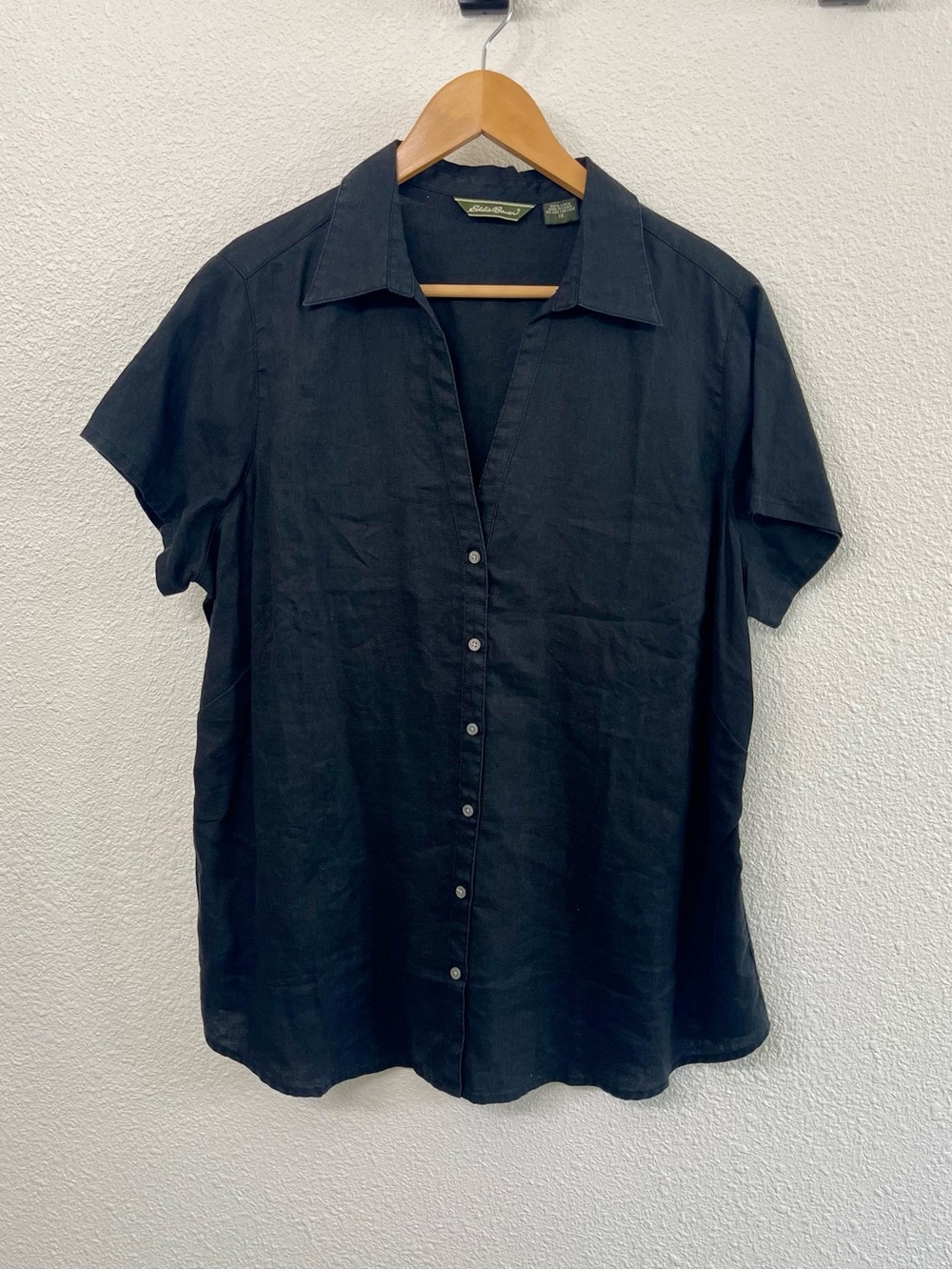 Eddie Bauer Black Linen Short-Sleeve Button-Down Shirt with Collar